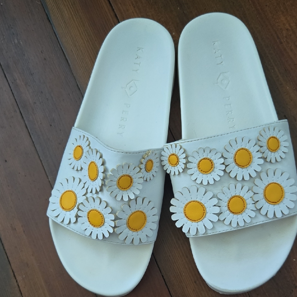 Katy Perry Collections White and Yellow Daisy Sandals